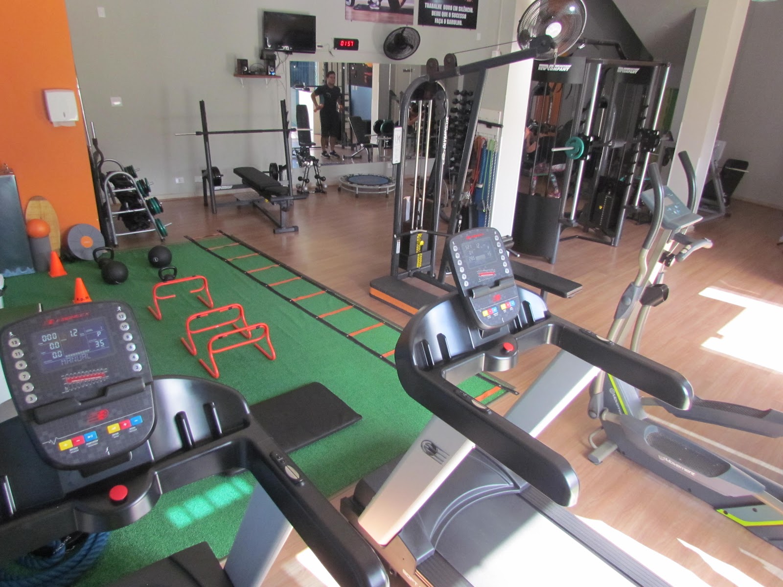 Área de treino funcional do Uplife Studio, com esteiras, cones e escada de agilidade